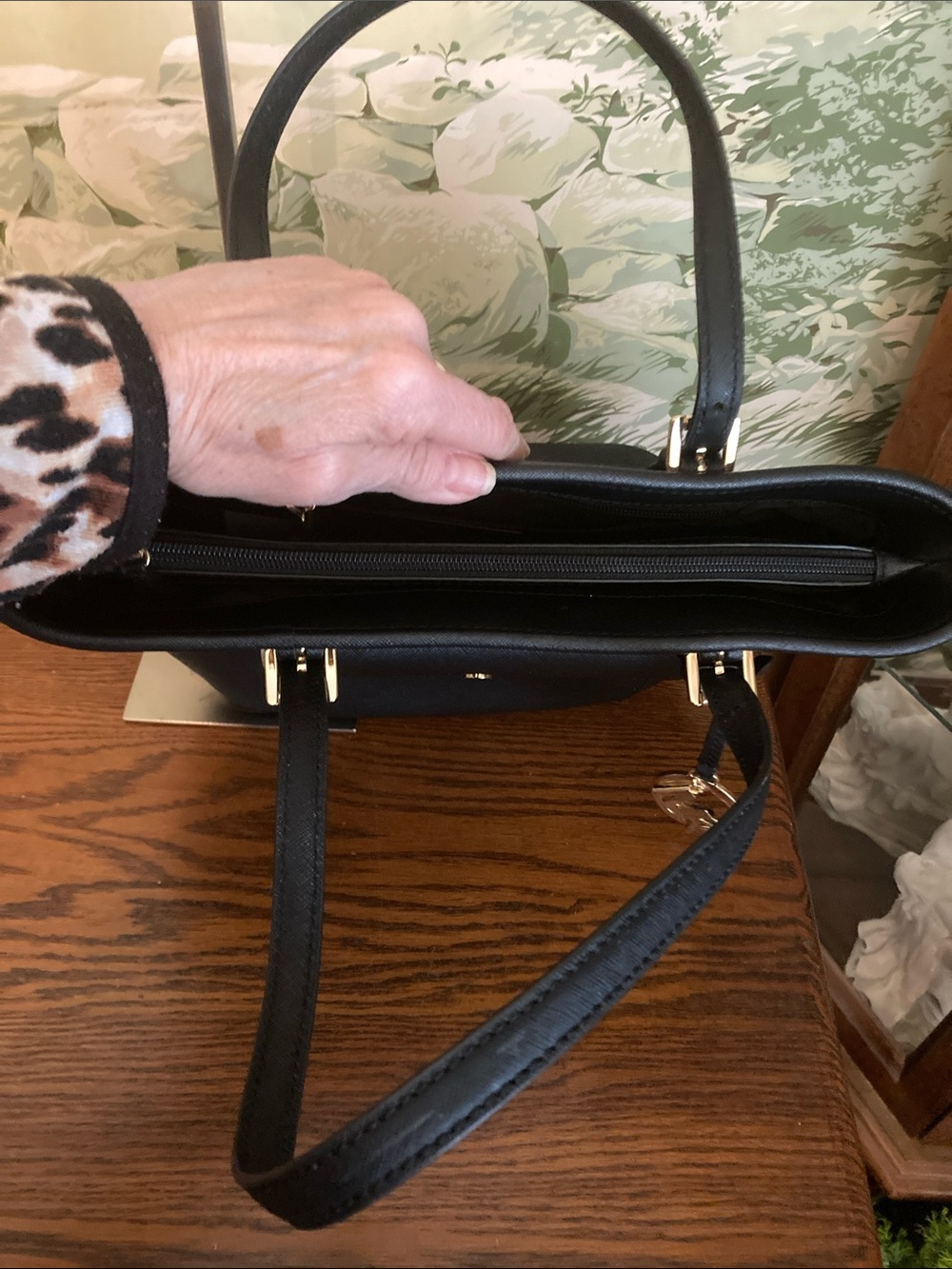 Michael Kors NWT Black Saffiano Leather Frame Jet Set Tote. With new DustBag - Picture 6 of 13